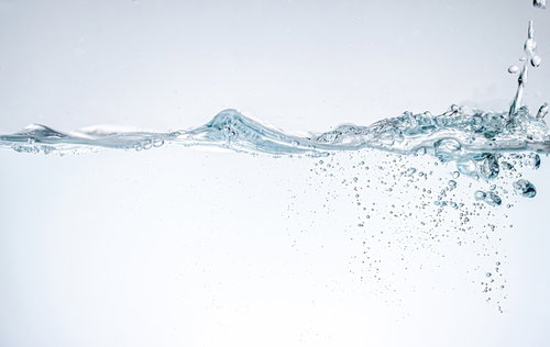 透明な水槽に水を注ぎ入れる瞬間