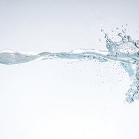 水が注がれて気泡が立ち上る水槽の波紋と液体の写真