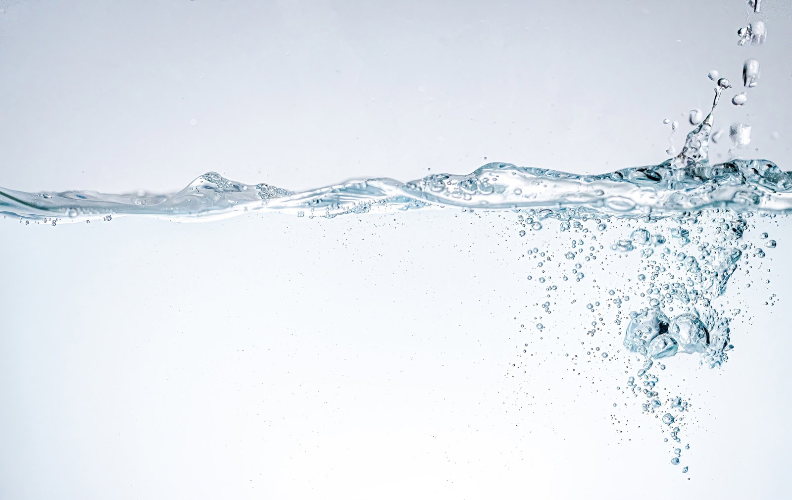 水を注いだときにできる気泡が立ち上る透明な液体
