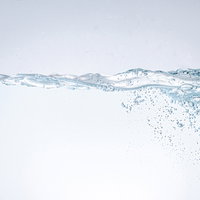 水槽に注がれた水と波立つ気泡のクローズアップの写真