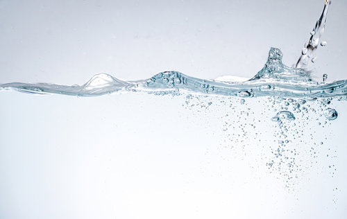 水槽に注ぎ込まれた水と気泡が作る波紋とテクスチャー