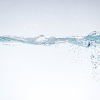 水面の波と気泡が立ち上る水槽の透明な水の流れの写真