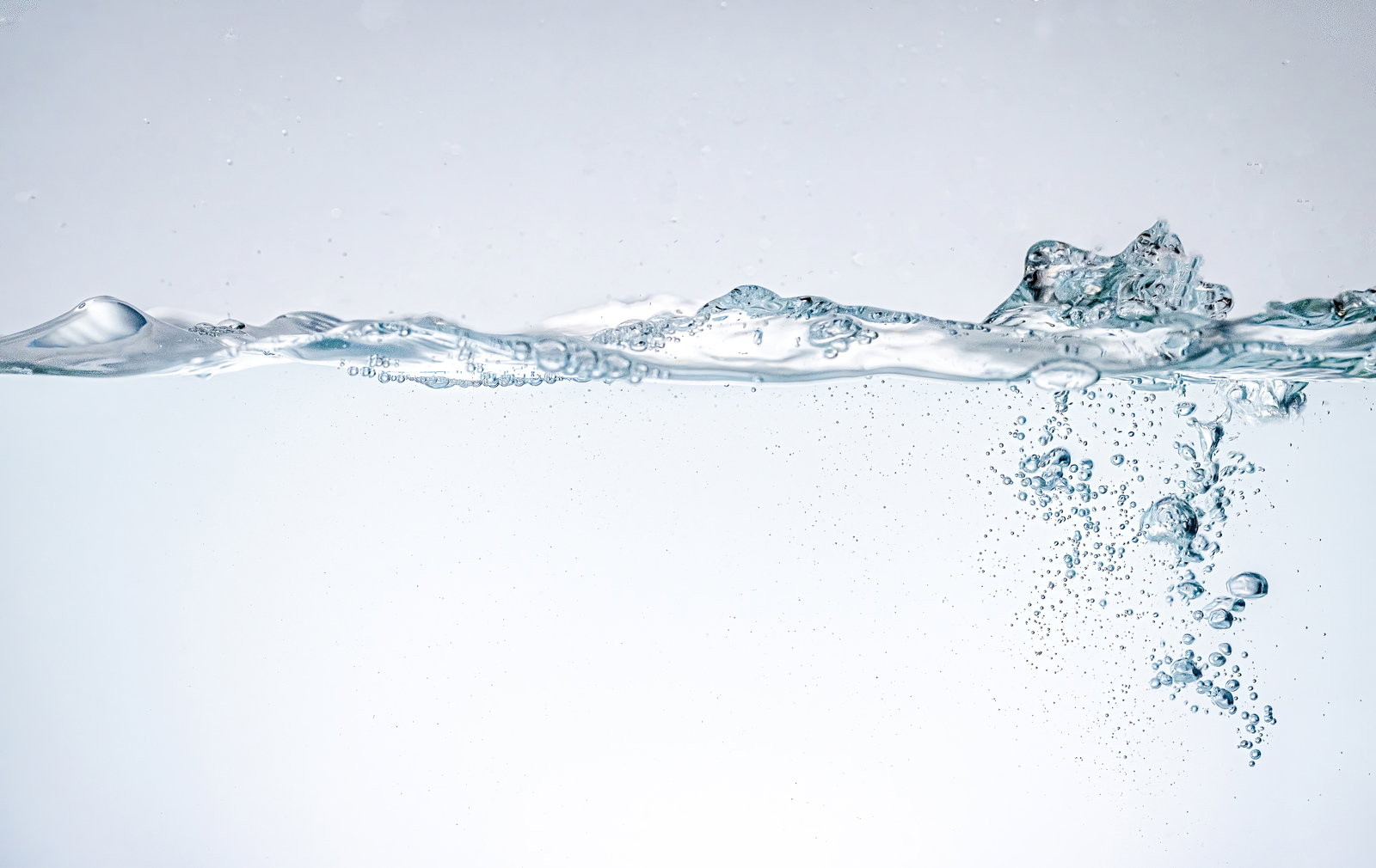 水槽の中に注がれた水が気泡と波紋を立てている写真
