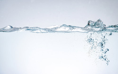 水槽に注がれる一滴の水と気泡が立ち上る様子