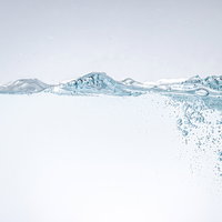 水中に広がる気泡と水面の風景の写真
