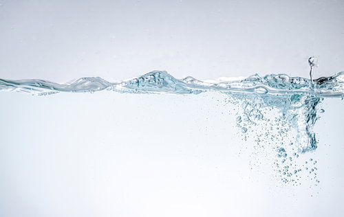 水中に広がる気泡と水面の風景