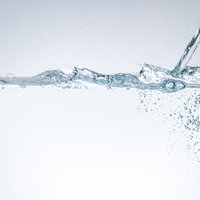 注がれる水が作る気泡と波紋の世界 - 水槽での透明感溢れる瞬間の写真