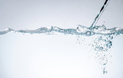 注がれる水が作る気泡と波紋の世界 - 水槽での透明感溢れる瞬間