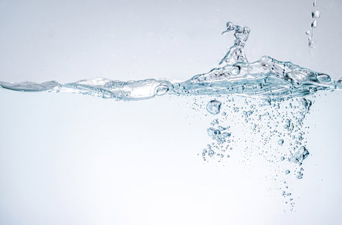 勢いよく注がれた水の気泡が浮遊する透明な液体