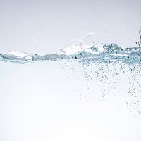 水槽で泡が立つ水面の写真