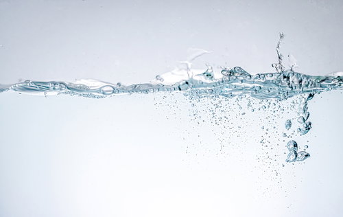 水槽で泡が立つ水面