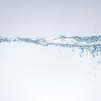 ジョボボと水槽に注がれる水と気泡の流動表現の写真