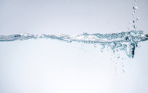 ジョボボと水槽に注がれる水と気泡の流動表現