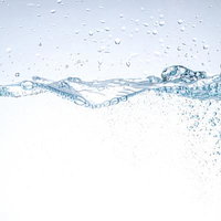 清らかな水の揺らめきと気泡の写真