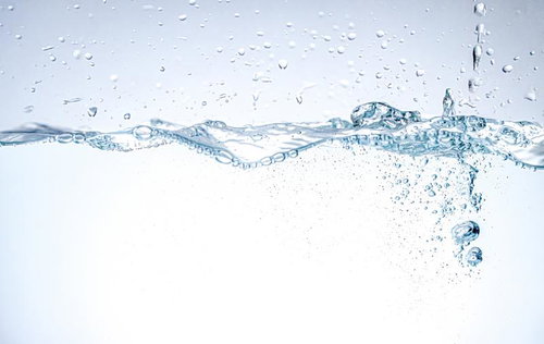 清らかな水の揺らめきと気泡