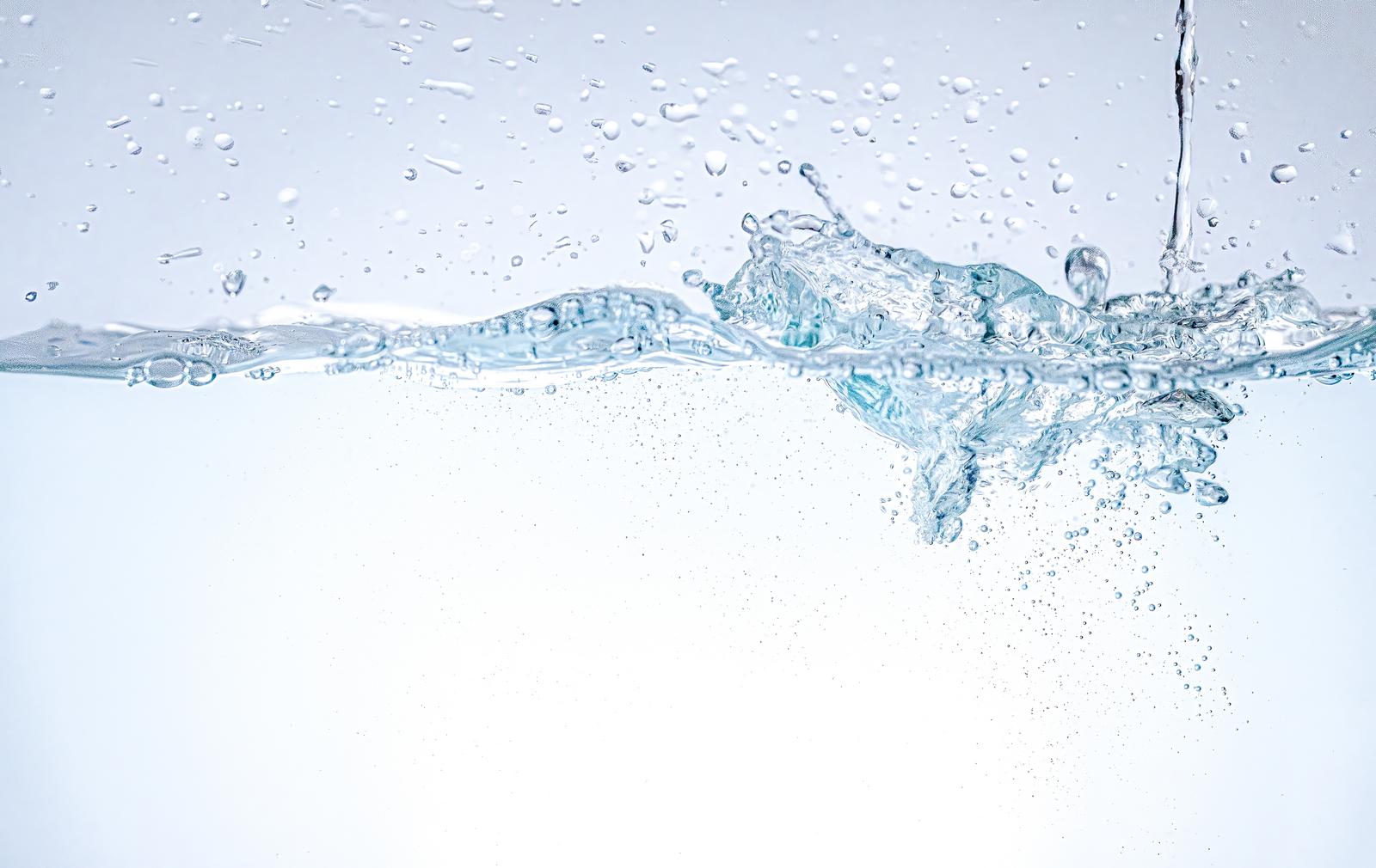 水が注がれる瞬間の泡としぶき