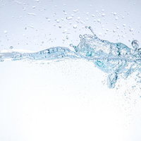 透明感ある水中の泡としぶきの写真