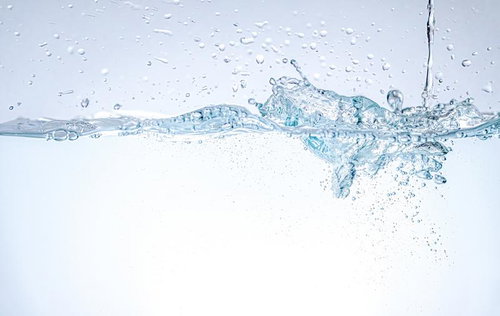 透明感ある水中の泡としぶき