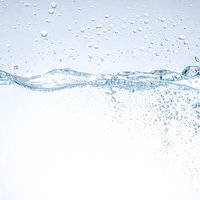 水面の気泡と水しぶきの写真
