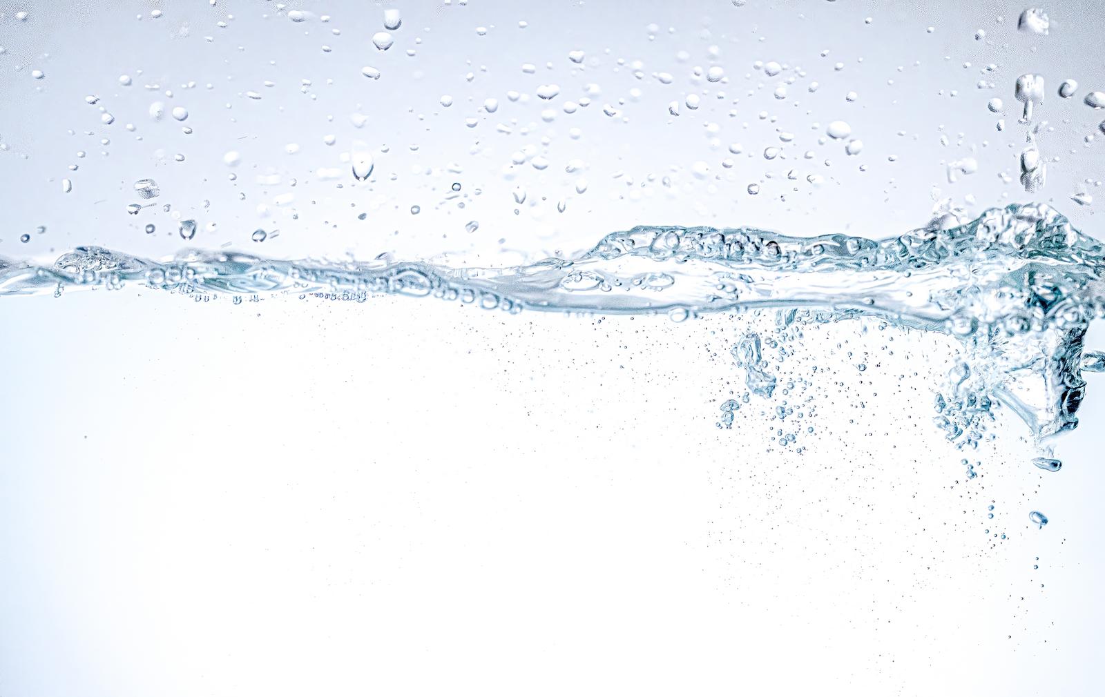 勢いよく飛び散る透明な水しぶきと水滴