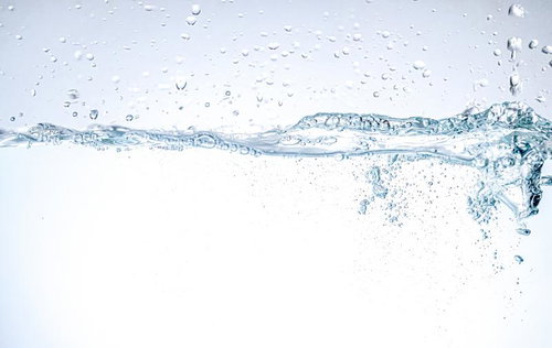 清潔感あふれる透明な水しぶき