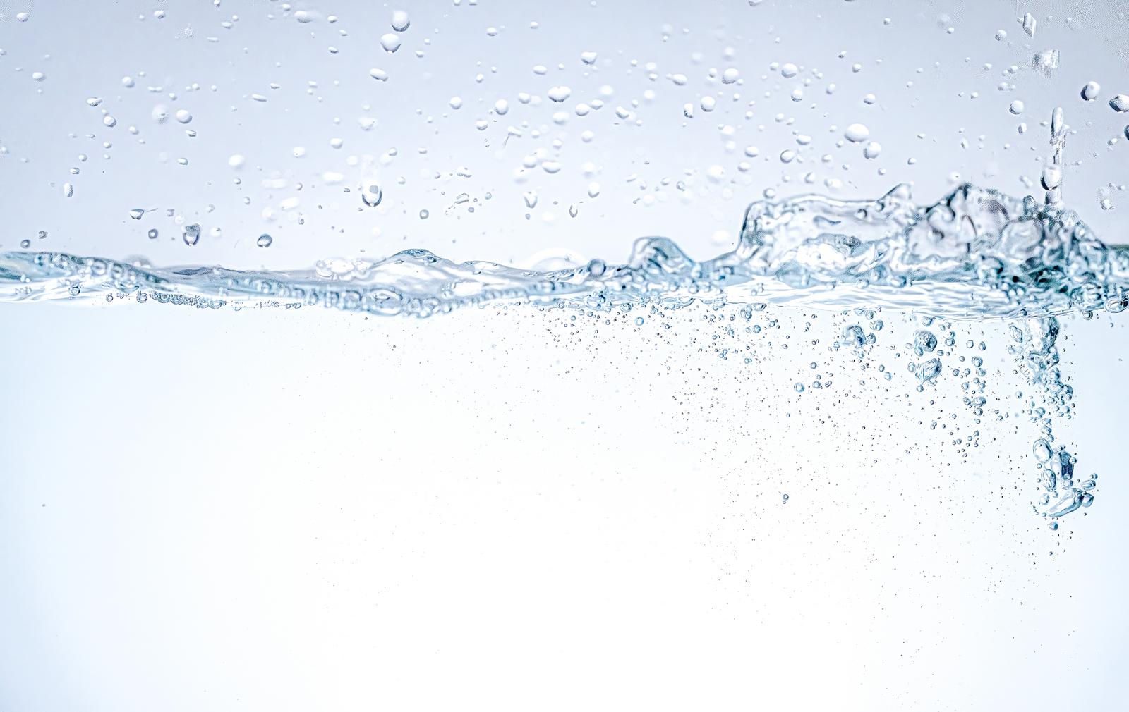 透明な水に多数の気泡が浮かび、水が注ぎ込まれている様子