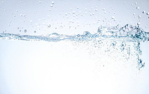 気泡が踊るクリアな水の流れ、透明で爽快感のあるミネラルウォーター