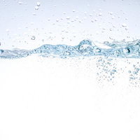 清涼感溢れる透明な水の気泡と水しぶき、炭酸水のシュワシュワ感の写真