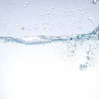 純粋な水の力強さと繊細な泡立ち｜ミネラルウォーターの写真