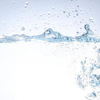 水面と気泡が弾けるウォーターの写真