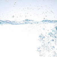 注がれる水と泡の爽やかさの写真
