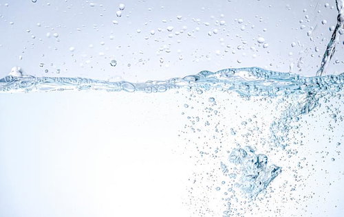 クリアな水中に舞い上がる無数の気泡と動的な水しぶき