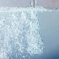 水を注いで循環を促す気泡が立ち上る水槽のクローズアップの写真