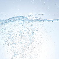 水中に無数の泡が舞うクリアなミネラルウォーターの写真