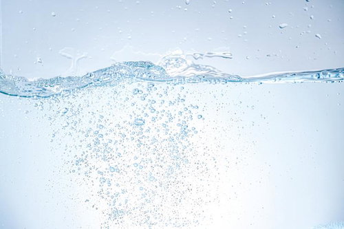 水中に無数の泡が舞うクリアなミネラルウォーター