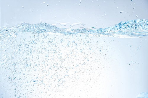 クリアなミネラルウォーターの中に踊る細かな気泡と水面
