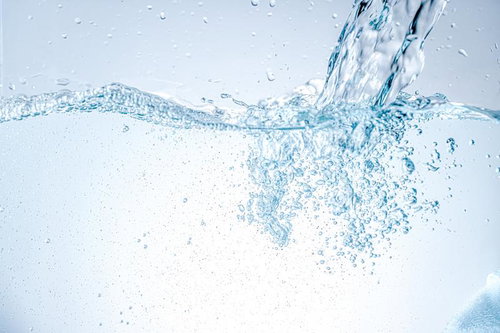 勢いよく溜まるクリアなミネラルウォーターの泡立ち