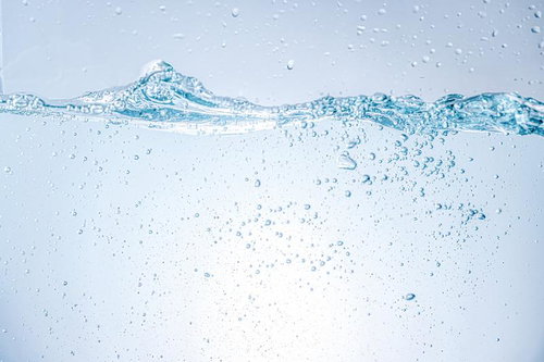 波立つ水面と水中に弾ける気泡のミネラルウォーター