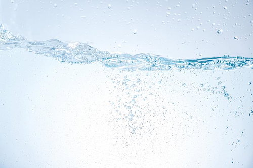 水面で輝く気泡が舞うミネラルウォーターの流れ