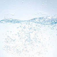清涼感あふれるクリアな水と泡が魅せるミネラルウォーターの写真