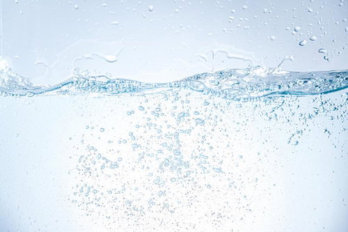 清涼感あふれるクリアな水と泡が魅せるミネラルウォーター