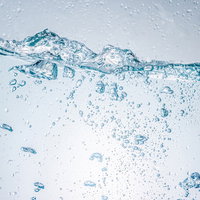 泡がぶくぶくあがる水面の気泡。清涼感あふれる炭酸水の水槽の写真