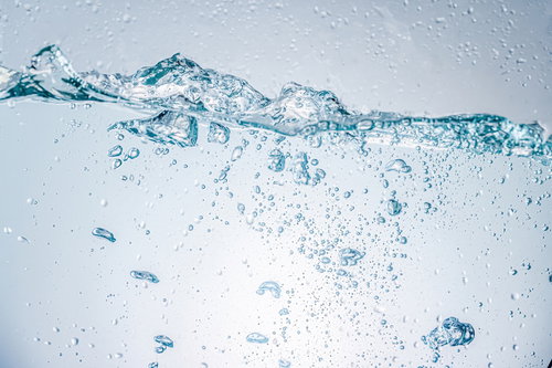 泡がぶくぶくあがる水面の気泡。清涼感あふれる炭酸水の水槽