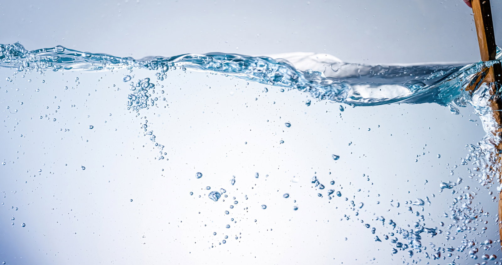水槽に水を注ぎ、気泡と水しぶきが立ち上る