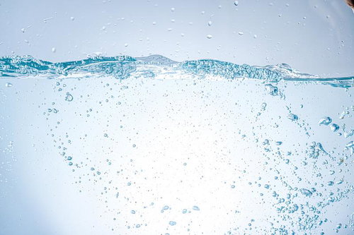 細かい気泡が透明な水の中を漂う清潔で爽やかなミネラルウォーター