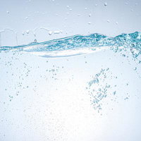 気泡が立ち上るミネラルウォーターの清涼感の写真