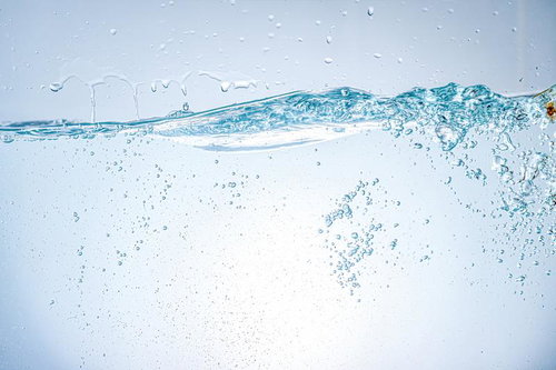 気泡が立ち上るミネラルウォーターの清涼感