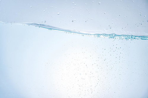 ミネラルウォーターに静かに広がる細かな気泡と水中の様子