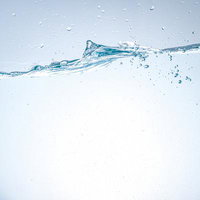 水面の繊細な揺れや泡の細かな質感を映した水の流れの写真