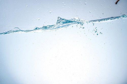 水面の繊細な揺れや泡の細かな質感を映した水の流れ